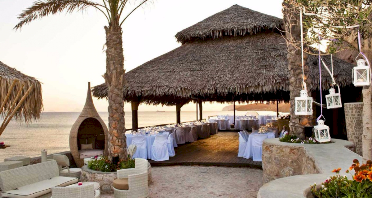 Restaurant wedding venues and reception on Santorini island in Greece: свадьба на санторини, свадебное агентство Julia Veselova - Фото 8