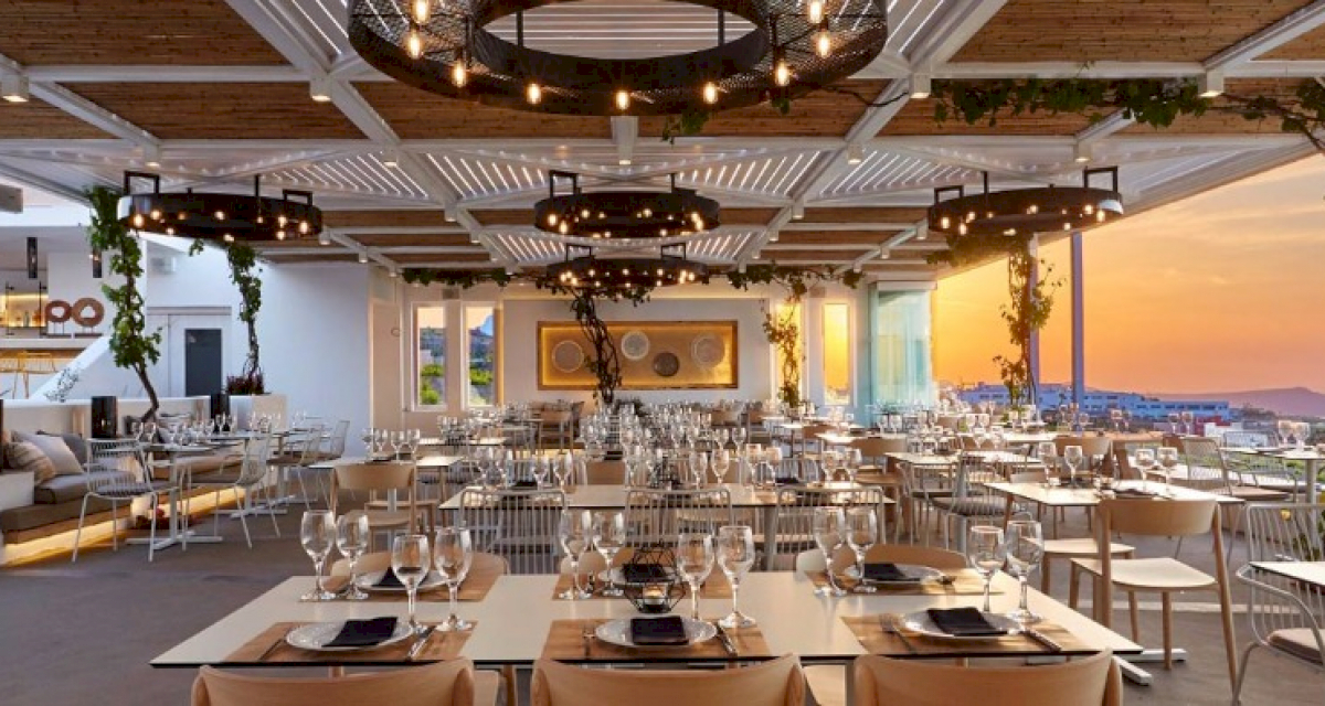 Restaurant wedding venues and reception on Santorini island in Greece: свадьба на санторини, свадебное агентство Julia Veselova - Фото 6