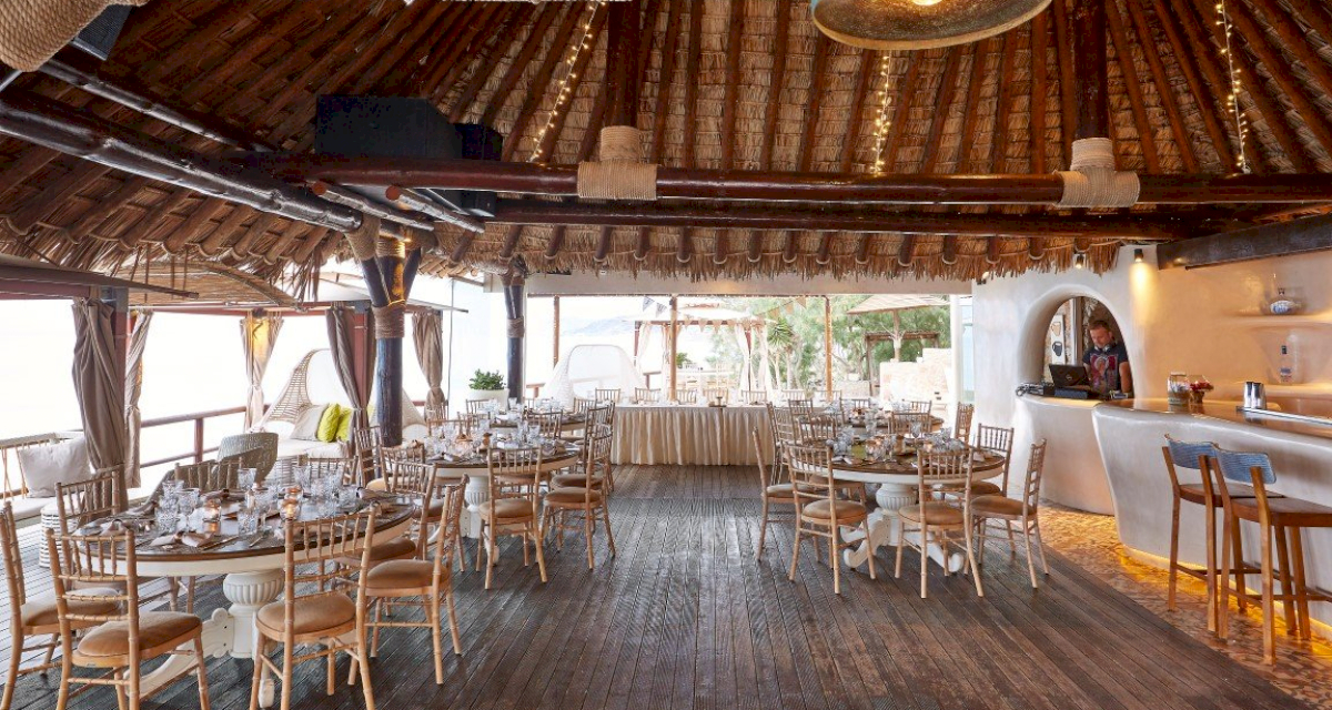 Restaurant wedding venues and reception on Santorini island in Greece: свадьба на санторини, свадебное агентство Julia Veselova - Фото 7