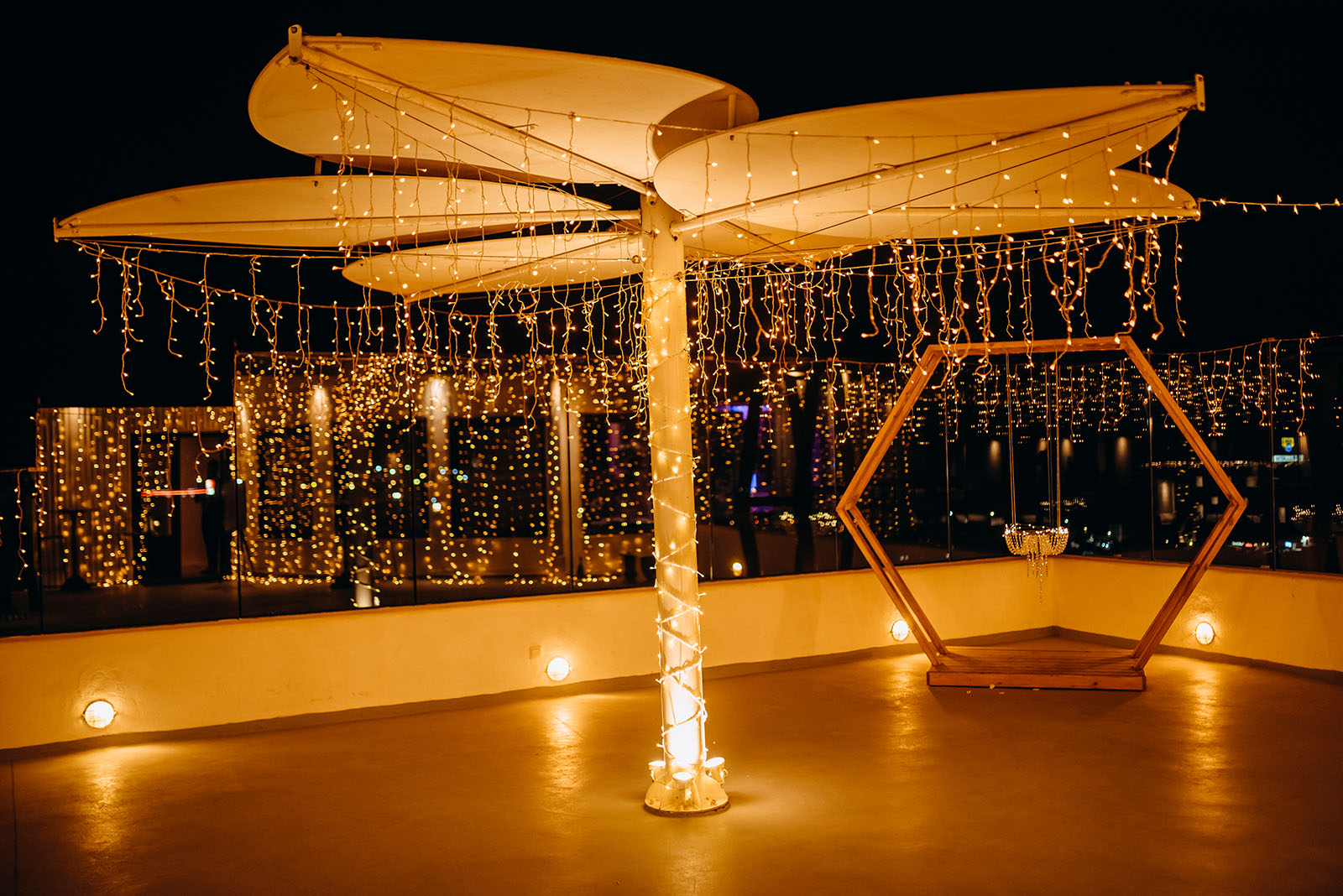 Top wedding decor. Beautify the site with garlands and flashlight: wedding in santorini, Julia Veselova wedding agency - Photo 3